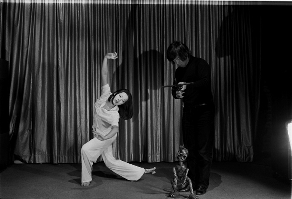 1980년 11월 공간사랑 무대에 오른 심우성 연출, 김명수 춤의 인형극 <홍동지의 나들이>. 김수근문화재단 제공