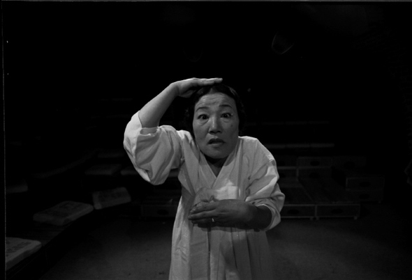 1983년 10월 공간사랑 무대에 오른 공옥진의 1인 창무극 <수궁가>. 김수근문화재단 제공