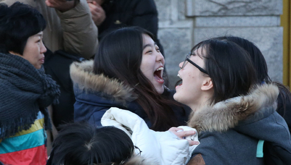 2015학년도 대학수학능력시험이 치러진 13일 오후 서울 종로구 풍문여고 앞에서 시험을 마친 수험생들이 시험장을 나서다 서로 얼싸안으며 밝게 웃고 있다. 김봉규 기자 <A href="mailto:bong9@hani.co.kr">bong9@hani.co.kr</A>