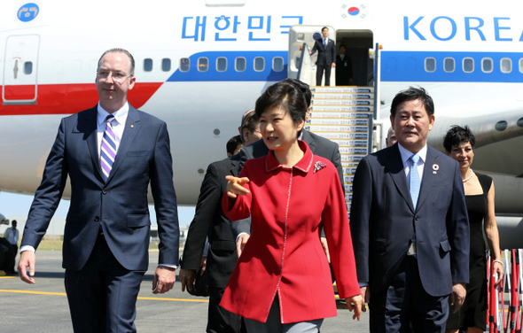 박근혜 대통령이 14일 오전(현지시각) 주요 20개국(G20) 정상회의에 참석하기 위해 호주 브리즈번 국제공항에 도착해 이동하고 있다.  
브리즈번/이정용 선임기자 lee312@hani.co.kr