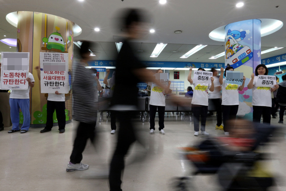 2일 낮 서울 종로구 연건동 서울대병원 어린이병원에서 이 병원 청소노동자들이 불합리한 노동·근무 조건 개선 등을 용역업체에 요구하며 시위를 벌이고 있다. 김태형 기자 xogud555@hani.co.kr