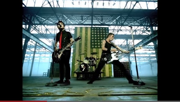 그린데이의 노래 ‘아메리칸 이디어트’ (Green Day - American Idiot) 동영상 출처  https://www.youtube.com/watch?v=Ee_uujKuJMI
