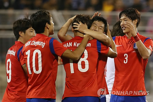 14일 오후(한국시간) 요르단 암만 킹 압둘라 국제경기장에서 열린 한국과 요르단의 축구 평가전에서 한교원이 골을 넣은 뒤 박주영과 함께 기뻐하고 있다. 2014.11.15 (암만=연합뉴스)