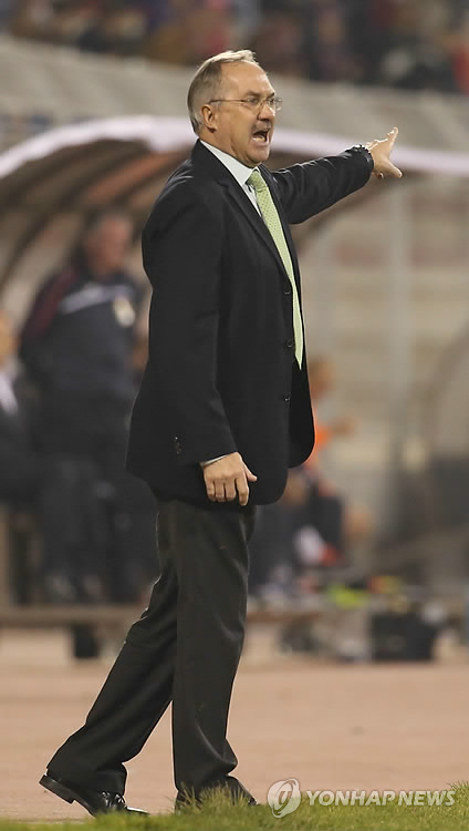 요르단 암만 킹 압둘라 국제경기장에서 열린 한국과 요르단의 축구 평가전에서 슈틸리케 감독이 선수들에게 작전을 지시하고 있다.  (암만=연합뉴스)