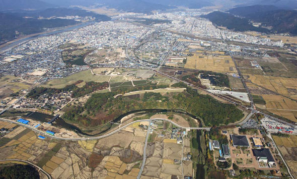 신라 천년 궁성터인 경주 인왕동 월성 전경(가운데). 말굽 모양의 궁터 오른쪽 위로 월지(안압지)와 황룡사터가 보인다.