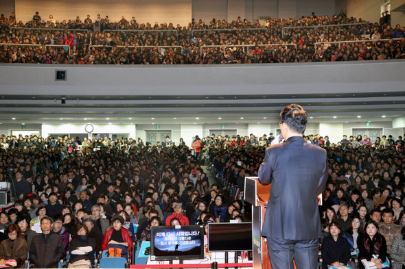  16일 오후 서울 이화여자대학교 대강당에서 대성학원 주최로 열린 ‘2015학년도 대학입시설명회’에 많은 수험생과 학부모들이 몰려들어 입시전문가의 입시 전략 설명을 듣고 있다. 강재훈 선임기자 khan@hani.co.kr