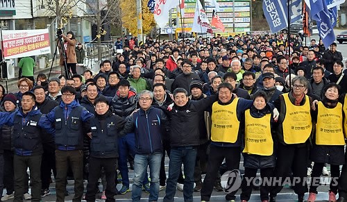 김득중 금속노조 쌍용차지부장은 15일 오후 경기도 평택시 칠괴동 쌍용자동차 평택공장 정문 앞에서 열린 ‘쌍용차 투쟁 2000일. 함께!’ 기념집회에 참석해 “쌍용자동차는 해고자 187명에 대한 복직계획을 내놓아라”고 촉구했다. 사진은 집회에 참석한 쌍용차지부 조합원 등의 모습. 2014.11.15 연합뉴스