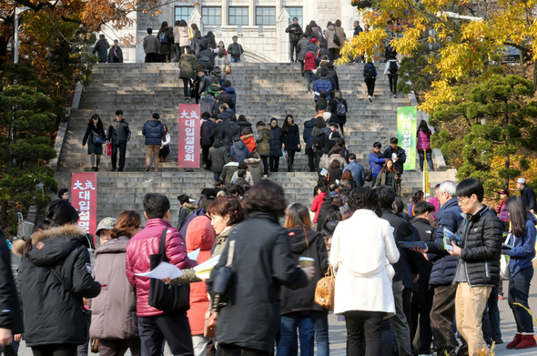 16일 오후 서울 이화여대 대강당에서 입시전문학원 대성학원 주최로 열린 2015학년도 대학입학설명회를 찾은 수험생들과 학부모들이 입시 자료를 받기 위해 줄을 늘어서 입장하고 있다. 강재훈 선임기자 khan@hani.co.kr