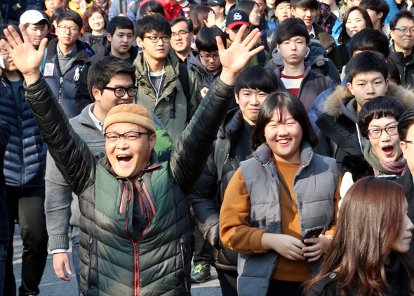 16일 낮 서울 종로구 성균관대학교 입구에서  수시모집 논술고사를 마친 수험생들과 학부모들이 교정을 빠져나가고 있다. 김태형 기자 xogud555@hani.co.kr