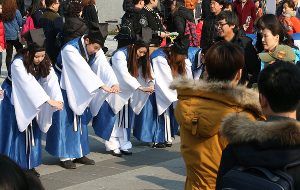 16일 낮 서울 종로구 성균관대학교 입구에서 성균관 유생 복장을 한 재학생들이 읍례를 하며 수시모집 논술고사를 치러 오는 수험생들을 격려하고 있다. 김태형 기자 xogud555@hani.co.kr