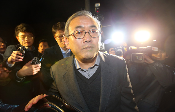 박영준 전 지식경제부 차관이 지난 13일 서울남부구치소에서 파이시티 사업 및 원전 비리로 2년6개월의 수감 생활을 마치고 출소해 차에 오르고 있다. 연합뉴스
