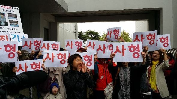 지난 4월11일 칠곡 아동 학대 사망 사건의 1심 판결이 내려진 직후 인터넷 까페 ‘하늘소풍’ 회원들이 대구지법 앞마당에서 계모 임아무개씨의 사형을 요구하고 있다. 김일우 기자 cooly@hani.co.kr