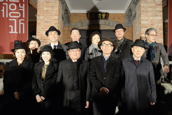 17일 저녁 우당 이회영과 6형제를 기리는 ‘난잎으로 칼을 얻다’ 전 개막행사가 열린 덕수궁 중명전 앞에 선 주요 참석자들. 우당의 손자인 이종찬 전 국정원장과 고은 시인, 전시준비위원장인 이만열 숙명여대 명예교수(앞줄 왼쪽 세번째부터), 우당의 손자인 이종걸 국회의원(뒷줄 왼쪽 두번째), 드라마 <자유인>에서 이회영 역을 연기했던 배우 정동환, 전시를 기획한 소설가 서해성씨(뒷줄 왼쪽 다섯번째부터). 사진 우당기념사업회 제공