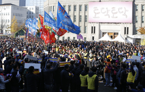 18일 오후 서울 중구 시청 앞 광장에서 열린 ‘서울택시 생존권 사수 결의대회’ 참석자들이 “렌터카의 택시 영업 행위 및 우버·콜밴 등의 영업 중지, 불합리한 택시 악법 철폐” 등을 요구하는 구호를 외치고 있다.
 이종근 기자 root2@hani.co.kr 