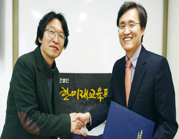 최창의(오른쪽) 행복한미래교육포럼 대표와 박준열 한겨레교육㈜ 대표가 18일 한겨레교육문화센터 일산센터 개설을 위한 업무협약을 맺고 악수하고 있다. 박경만 기자