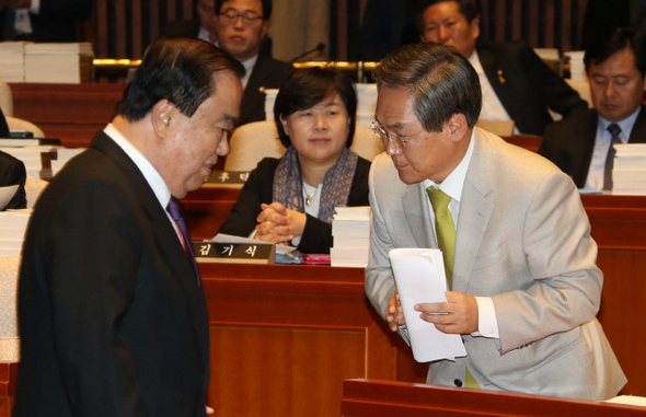 문희상 새정치민주연합 비상대책위원장(왼쪽)이 20일 오전 국회에서 열린 의원총회에서 머리발언을 한 뒤 자리로 돌아오며 발언대로 향하는 우윤근 원내대표와 엇갈리고 있다. 이정우 선임기자 woo@hani.co.kr