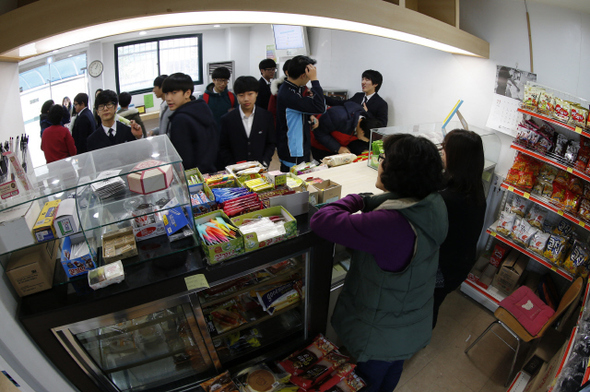 19일 오후 서울 금천구 독산동 독산고의 학교협동조합이 운영하는 학교매점에서 점심을 마친 학생들이 물건을 사고 있다. 이종근 기자 root2@hani.co.kr