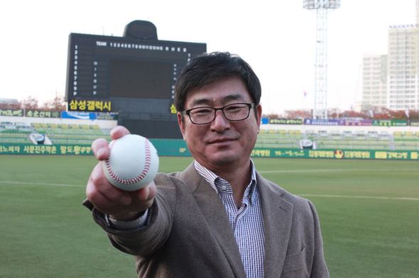 류중일 감독이 고교 시절 가장 잘 던졌다던 슬라이더 그립을 잡고 자세를 취한 모습. 사진 김양희 기자 whizzer4@hani.co.kr