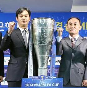 프로축구 최용수 서울 감독(왼쪽)과 김학범 성남 감독이 20일 열린 2014 하나은행 축구협회(FA)컵 결승전 미디어데이에서 선전을 다짐하고 있다. 연합뉴스