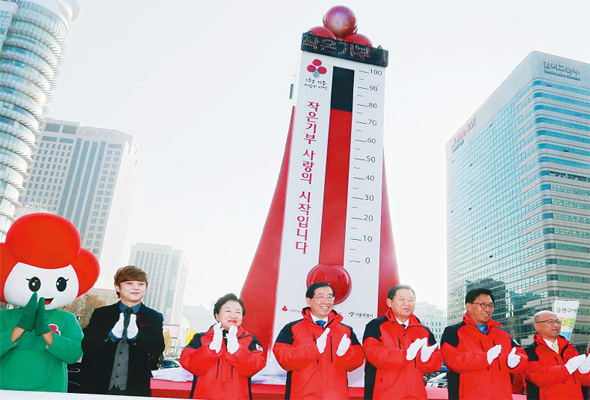 20일 오후 서울 광화문광장에서 열린 ‘희망 2015 나눔캠페인’ 사랑의 온도탑 출범식에서 박원순 서울시장, 허동수 사회복지공동모금회장, 김춘진 국회 보건복지위원장, 문형표 보건복지부 장관 등이 손뼉을 치고 있다. 내년 1월31일까지 운영되는 사랑의 온도탑은 모금 목표액의 1%가 달성될 때마다 1도씩 올라가며 올해는 지난해보다 5% 늘어난 3268억원을 모금 목표액으로 정했다.  
김경호 선임기자 <A href="mailto:jijae@hani.co.kr">jijae@hani.co.kr</A>