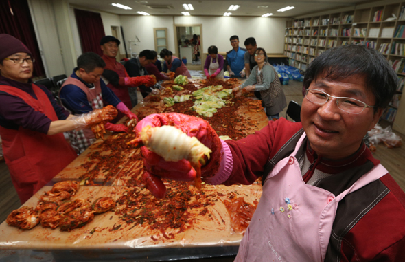 21일 오전 경기 평택시 원평로에 위치한 쌍용차 해고노동자들의 치유공동체 ‘와락‘에서 해고노동자와 가족들이 모여 함께 김장을 하고 있다. 평택/신소영 기자 viator@hani.co.kr