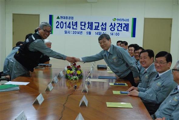 지난 5월14일 현대중공업 노사의 임금 및 단체협약 교섭 상견례 모습. 당시 회사 쪽 교섭대표였던 이재성 회장(오른쪽)이 지난 9월 물러나고 권오갑 사장으로 바뀌었으나 교섭은 6개월 넘게 교착상태에 놓였다. 왼쪽은 정병모 노조위원장.   현대중공업 노동조합 제공