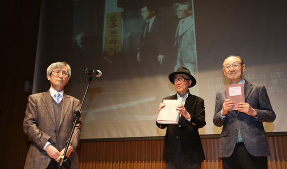 한국작가회의 40주년 기념행사가 열린 22일 오후 서울 시청 다목적홀에서 고은 시인(가운데)과 백낙청 서울대 명예교수(오른쪽)가 최원식 인하대 교수(한국작가회의 40년사 편찬위원장)로 부터 <한국작가회의 40년사>와 <증언:1970년대 문학운동>책을 받아들고 있다. 
김봉규 기자 bong9@hani.co.kr