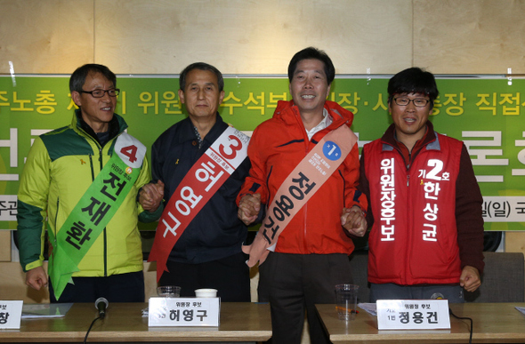 전재환, 허영구, 정용건, 한상균 민주노총 위원장 후보들이(왼쪽부터) 23일 오전 서울 마포구 합정동 ‘국민카페’에서 열린 ‘민주노총 제8기 위원장·수석부위원장·사무총장 직접선거, 언론사 합동 후보토론회’를 마친 뒤 손을 맞잡고 선전을 다짐하고 있다. 내년 스무 살이 되는 민주노총은 모든 조합원이 참여하는 사상 첫 직선제 선거를 12월3~9일 치른다. 신소영 기자 viator@hani.co.kr