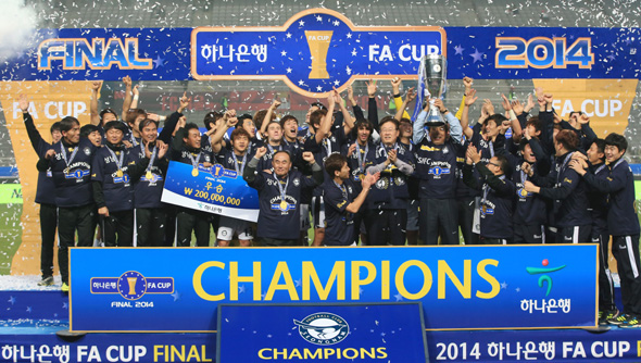 김학범 감독 등 성남FC 선수단이 23일 서울월드컵경기장에서 열린 2014 하나은행 축구협회(FA)컵 결승에서 FC서울을 꺾고 정상에 오른 뒤 우승컵을 들고 기뻐하고 있다. 연합뉴스