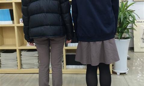 여학생들 강당 모아놓고 교복 치마 길이 점검한 중학교
