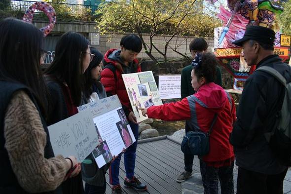 지난 9일 서울 청계광장에서 전국청소년정치외교연합 소속 학생들이 시민들을 대상으로 정치에 관심을 가져달라는 캠페인을 벌이고 있다.  최화진 기자