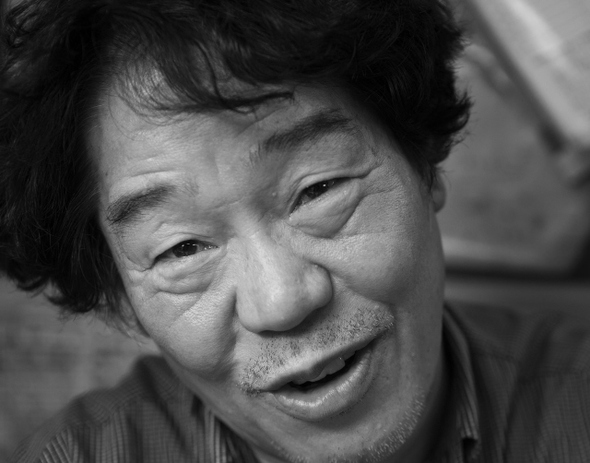 그가 웃는다. 박태수(63)씨의 눈에는, 그러나 눈물이 가득하다. 평생을 차가운 금속과 강철 같은 다이아몬드와 씨름하였던 그는 머리 위에서 비치는 한 조각 빛에 의지해 누군가의 손가락에 끼거나 목에 걸게 될 반지와 목걸이를 만든다. 그는 이제 도쿄 한복판에 ㈜남광이라는 건실한 회사를 운영하고 있다. 믿었던 사람에게 가슴에 대못이 박히고 한참 괴로워하다 속세를 벗어나 산으로 가려고 했던 박태수씨는 1985년 지인의 소개로 일본으로 건너왔다. 일본 적응이 힘들어 1996년 한국으로 와서 돌산을 매입하여 건축자재용 석재를 가공 판매하려고 했으나 아이엠에프의 충격으로 손을 놓았다. 1999년 다시 운명처럼 일본으로 돌아와 오늘에 이르렀다. 이제 그는 웃고 있다. 반지에 새겨진 문양처럼 자신의 얼굴 가득히 일평생의 굴곡진 사연을 조각하고 있다.