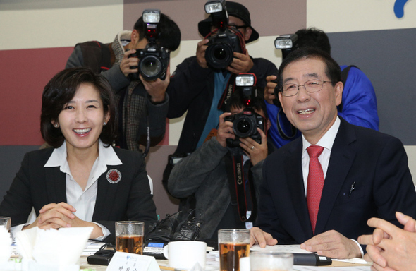 박원순 서울시장(오른쪽)이 24일 오전 서울시청에서 새해 예산 배분 등 정책 협의를 위해 연 서울시-새누리당 서울시당 조찬간담회에서 나경원 서울시당 위원장 등 의원들과 이야기하며 밝게 웃고 있다.  신소영 기자 viator@hani.co.kr