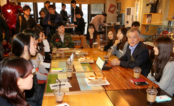 새정치민주연합 문재인 의원이 23일 서울시 마포구 서교동 홍대 앞 한 애니메이션 카페에서 `사랑하는 군화가 못한 말, 곰신이 대신합니다'란 주제로 곰신 카페 회원들과 대화하고 있다. 2014.11.23   (서울=연합뉴스)