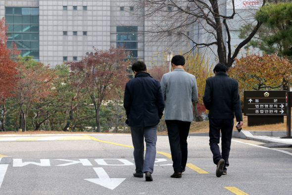 노종면 <와이티엔>(YTN) 전 노조위원장(가운데)과 조합원들이 27일 오전 서울 서초동 대법원에서 징계무효확인소송 상고심에서 기각 선고를 받은 뒤 법원을 떠나고 있다. 이정아 기자 leej@hani.co.kr