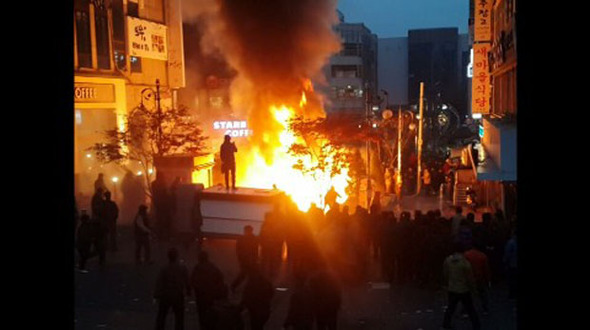 27일 새벽 인천시 남동구 로데오거리 광장에서 ‘행정 대집행’ 중 화재가 발생했다. 민주노점상전국연합 제공