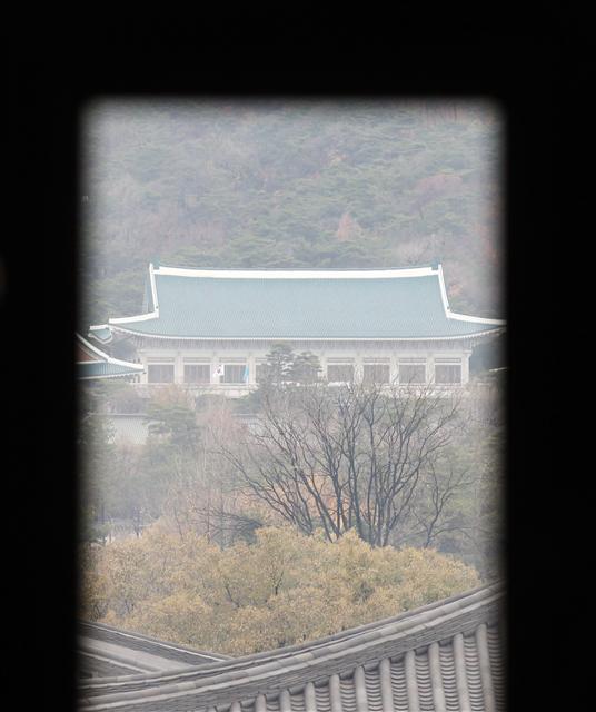 ‘정윤회 문건’으로 불리는 청와대 민정수석실 산하 공직기강비서관실의 보고서가 언론에 보도되면서 ‘비선세력 국정농단’, ‘권력암투’ 설 등이 난무하는 가운데, 30일 흐린 날씨 속에 멀리 청와대가 보인다. 연합뉴스