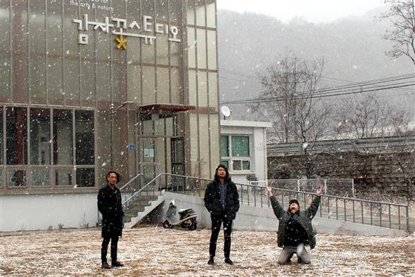 아시안체어샷은 강원도 평창 감자꽃스튜디오에서 신곡 작업을 했다. 아시안체어샷 제공