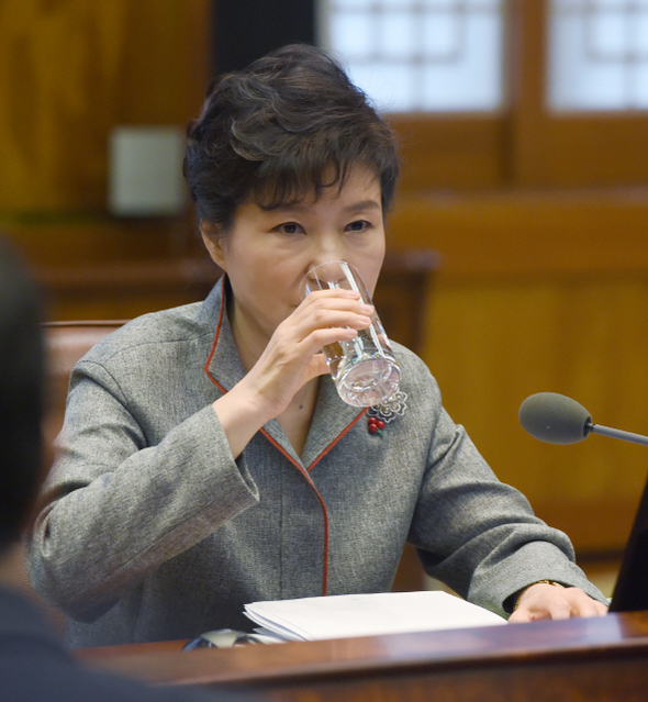 박근혜 대통령이 청와대에서 열린 수석비서관회의에서 발언을 마친 뒤 물을 마시고 있다. 청와대사진기자단