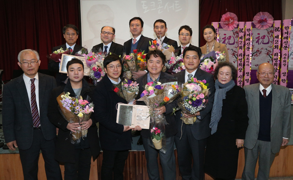  제2회 리영희상 시상식이 1일 오후 한겨레신문사 3층 청암홀에서 ‘희망 메시지 2014 토크콘서트’ 형식으로 열려 수상자인 ‘탈북화교 간첩 조작 사건’ 변호인단의 장경욱 변호사(윗줄 왼쪽 둘째) 등 6명과 <뉴스타파>의 최승호 피디(아랫줄 왼쪽 넷째) 등 4명이 시상식을 마친 뒤 임재경 심사위원장(아랫줄 맨 오른쪽), 고 리영희 선생 부인 윤영자씨(아랫줄 오른쪽 둘째) 등과 함께 기념사진을 찍고 있다. 신소영 기자