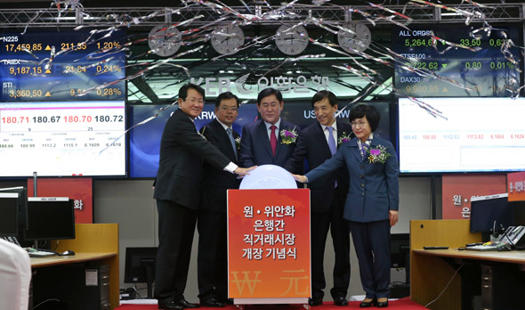 1일 오전 서울 중구 을지로 외환은행 본점 딜링룸에서 ‘원·위안화 은행 간 직거래시장 개장 기념식’이 열리고 있다. 왼쪽부터 김한조 외환은행장, 저우창팅 중국대사관 경제공사, 최경환 부총리 겸 기획재정부 장관, 이주열 한국은행 총재, 권선주 아이비케이(IBK)기업은행장. 연합뉴스