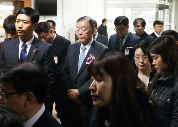 국민건강보험공단 신임 이사장으로 임명된 성상철 위원장(가운데)이 1일 취임식이 열릴 예정인 서울 마포구 국민건강보험공단 강당에 노조원들의 저지로 들어가지 못하고 있다. 보건복지부는 이날 오후 2시로 예정된 취임식이 열리기 10분 전에야 성 위원장이 이사장에 임명됐다는 사실을 알렸다. 노조는 성 이사장이 병원 쪽 이익을 반영해 진료비 인상을 요구하던 대한병원협회 회장 출신인 점을 들어 성 이사장 임명을 반대해왔다. 국민건강보험공단 노조 제공 연합뉴스