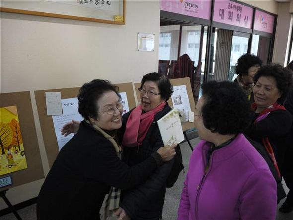  특강이 끝난 뒤 진효임(왼쪽) 시인과 한글교실 할머니들이 서로 안으며 격려하고 있다.