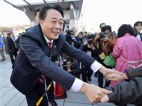 같은 날 야당인 민주당의 가이에다 반리 대표가 후쿠시마현 이와키시에서 지자들과 악수하고 있다