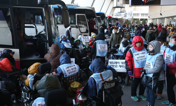 전국장애인차별철폐연대 회원 100여명이 ‘세계 장애인의 날’을 하루 앞둔 2일 오후 서울 서초구 고속버스터미널 승강장에서 ‘고속버스 타기’를 시도하고 있다. 장애인들은 매표소에서 부산, 대구, 강릉 등지로 향하는 버스표를 구입해 버스에 타려 했으나 전동휠체어를 타고는 승차를 할 수 없었고, 고속버스는 지정되지 않은 장소에서 일반 승객만 태우고 떠났다.  김봉규 기자 bong9@hani.co.kr