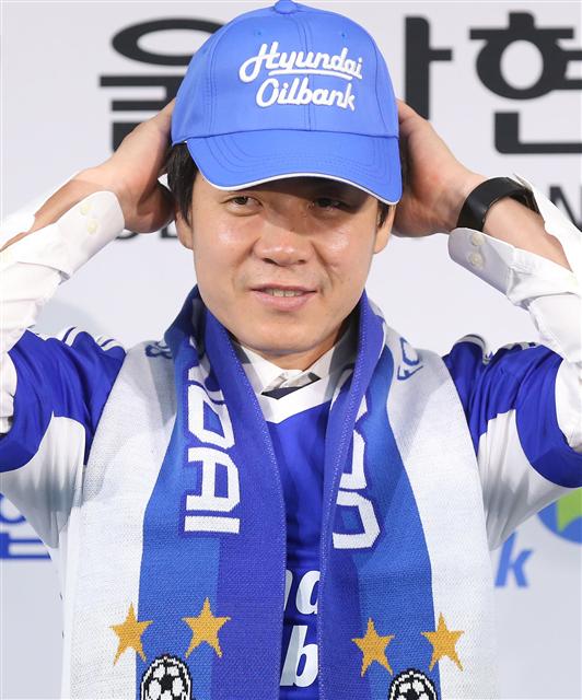 프로축구 울산 현대의 새 사령탑으로 선임된 윤정환 감독이 3일 서울 신문로 축구회관에서 열린 취임 기자회견에 앞서 울산 유니폼과 모자를 착용하고 있다. 연합뉴스