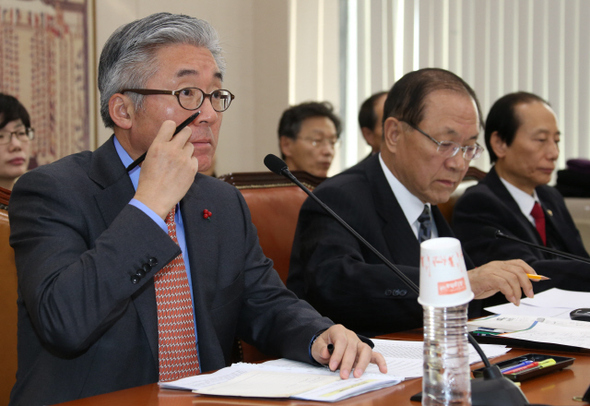 김종덕 문화체육관광부 장관(왼쪽)이 3일 오전 국회 교육문화체육관광위원회에 출석해 청와대의 문화체육관광부 인사 외압 의혹에 대한 야당 의원들의 질의에 답하던 중 얼굴을 매만지고 있다. 이정우 선임기자 woo@hani.co.kr