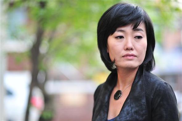 소설 <모든 빛깔들의 밤>을 낸 작가 김인숙. 문학동네 카페에 연재를 시작하면서 이렇게 썼다. “혹시 상심하는 날이 있으면, 혹시 뜻밖에 상처받는 일이 있으면, 이렇게 말해줘야겠다고 생각합니다. 아무리 무서워도 사랑하고, 또 사랑하라고.” <한겨레> 자료사진