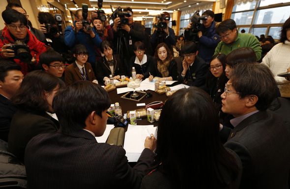 3일 오후 서울 영등포구 양평동 웨스턴팰리에서 ‘9시 등교 관련 교육감과 100인 대 토론회’가 열려 조희연 교육감과 고등학교 참석자들과 이야기를 나누고 있다. 이종근 기자 root2@hani.co.kr