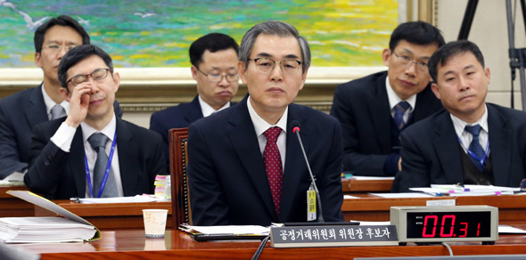 정재찬 공정거래위원장 후보자가 4일 오전 국회 정무위원회에서 열린 인사청문회에서 의원들의 질의를 듣고 있다.
김경호 선임기자 jijae@hani.co.kr